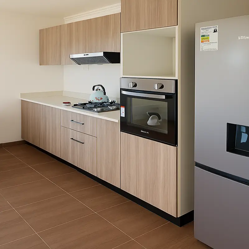 Cocina moderna con muebles en melamina clara, cocina a gas con campana, horno y microondas empotrados, refrigeradora con dispensador y diseño funcional de estilo contemporáneo